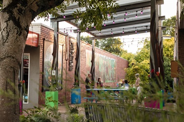 A photo of an outdoor dining setting in Monbulk.