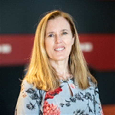 A headshot of Cr Fiona McAllister.