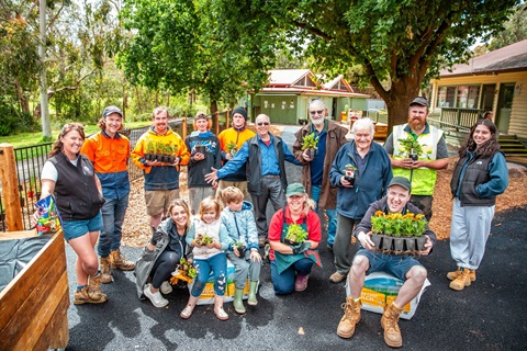 Elizabeth Bridge Reserve House with Valley Care, Cr Len Cox and Japara staff.jpg