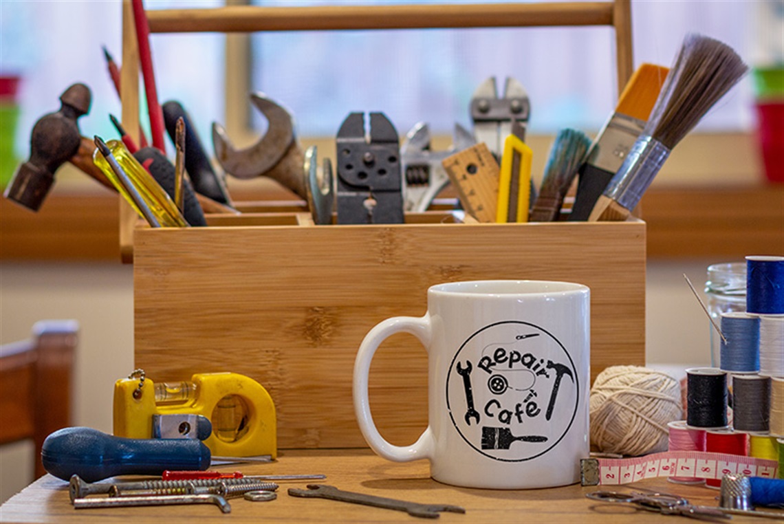 repair-cafe-AdobeStock_701998554.jpg
